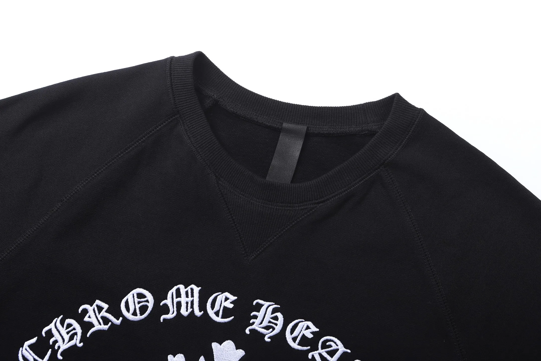 P390 Chrome Hearts cross embroidery sweatshirt ●Authentic 12000 purchase and development ●380g Korean cotton and linen sweatshirt 100% cotton ●380g 2*2 matching high-end brand rib ●Fabrics fermentation ●Imported embroidery ●Customized 1:1 hardware ●Customized 1:1 leather label ●Customized 1:1 trademark ●Loose version ●Size: S M L XL ●Style number: 25319/3B#20